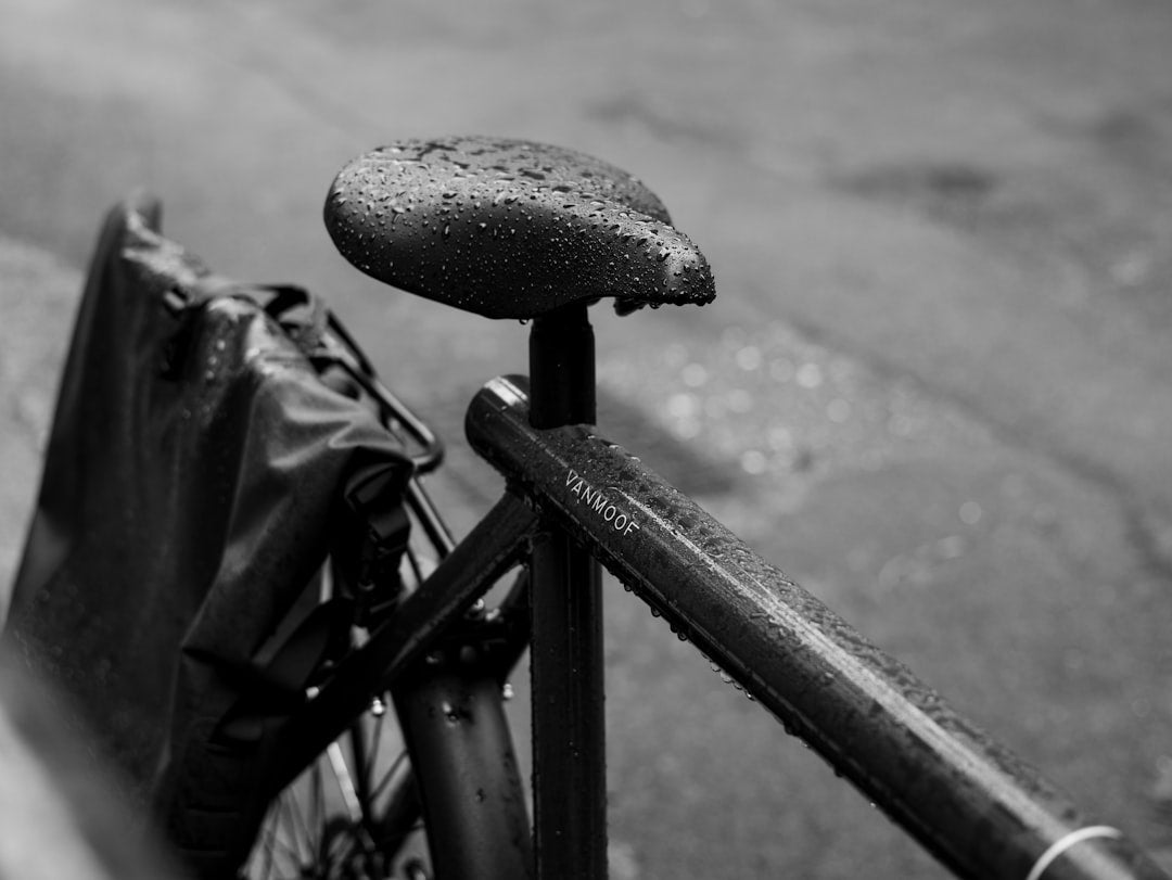 Best Bike Saddle Bag Setup for Commuters: Storage Without the Bulk - OPlace