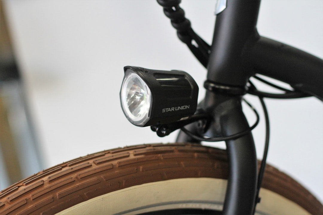 E-Bike Smart Brake Light Tech vs. Standard: A Deep Dive - OPlace