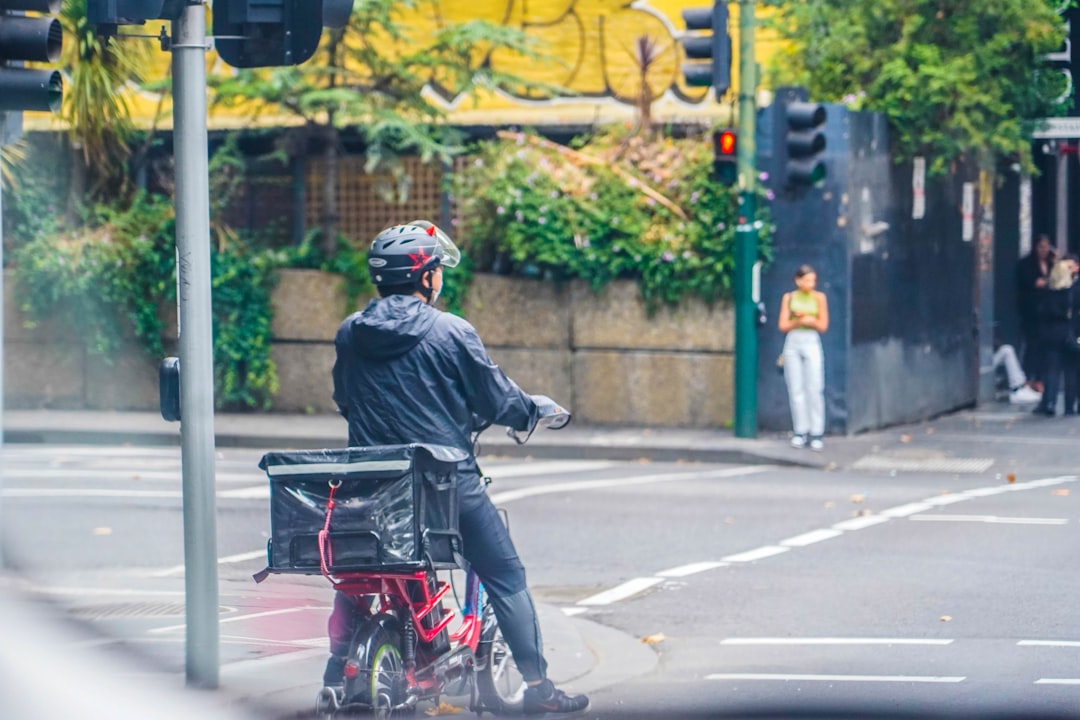 E-Bike Smart Brake Light vs. Regular: Which is Best for City Commuting?